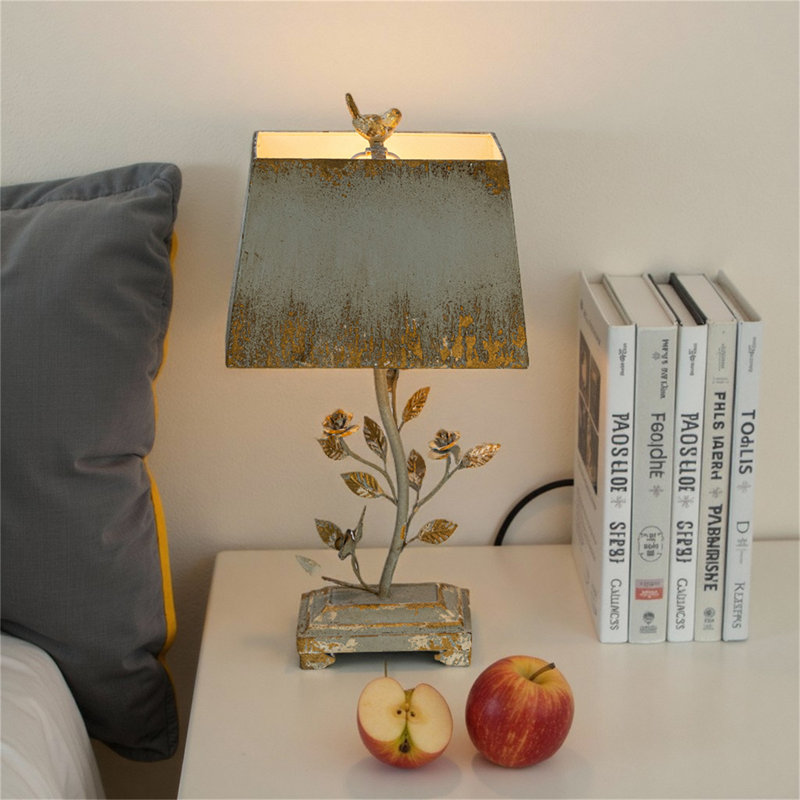 Charmante lampe de table florale avec abat-jour vert vieilli et décor d'oiseau, pièce de décoration rustique