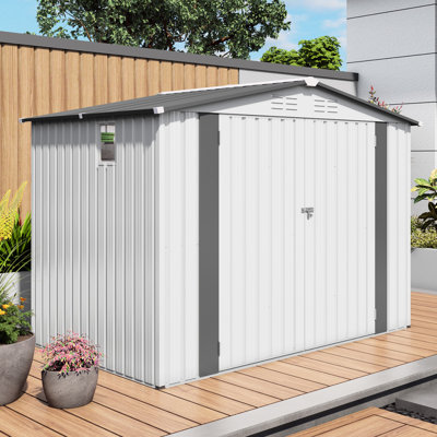 Remise extérieure en métal 8 x 6 pi, toit incliné, imperméable, une fenêtre, deux portes verrouillables, blanc et gris, pour le rangement de la remise de jardin de divers articles avec outil de portes, et un rangement pour vélos, balcon approprié