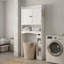 Grande armoire de rangement blanche pour toilette avec portes pour la protection contre la poussière et tablettes réglables - une solution peu encombrante pour le rangement des vêtements de salle de bain.