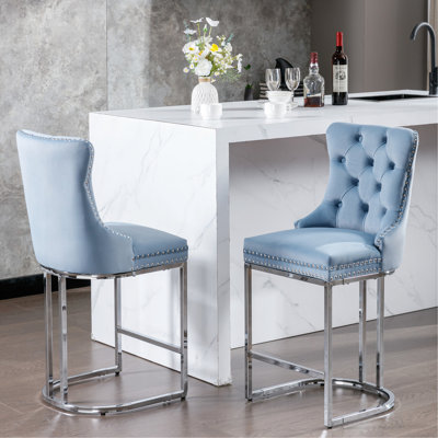 Tabourets de bar bleu de 26 po à hauteur de comptoir, velours avec dossier à boutons et garniture de rivets, base en métal chromé robuste pour la cuisine et la salle à manger
