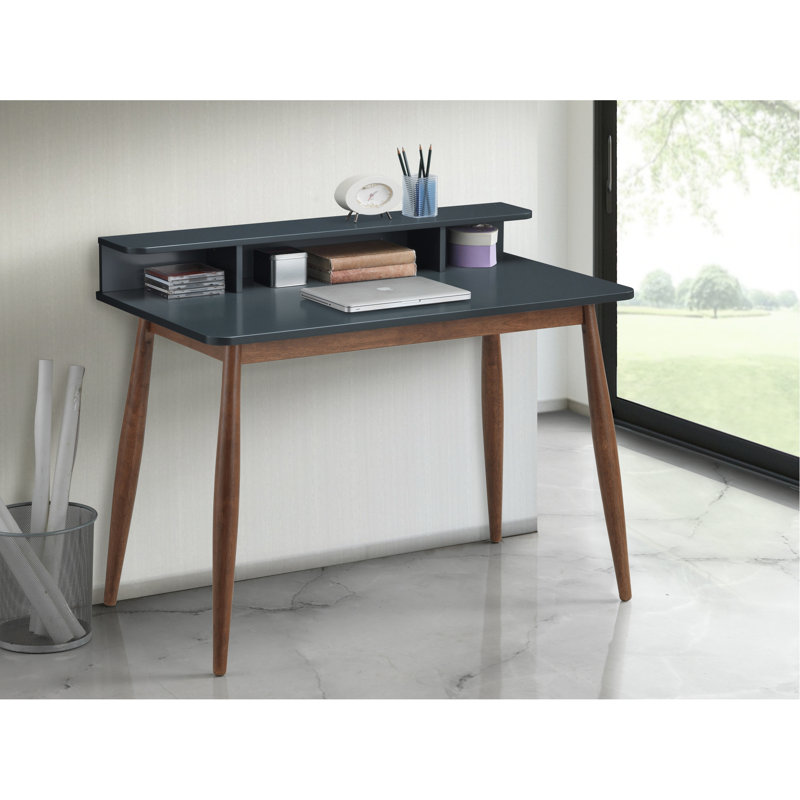 Bureau gris style années 50 avec 3 casiers ouverts, pieds fuselés, 109 cm L x 60 cm P x 87 cm H, plateau évasé en bois.