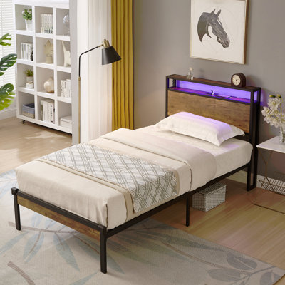 Structure de lit plateforme simple en métal avec tête de lit et pied de lit en bois avec doublure USB, lumières DEL, pas de sommier, grand rangement sous le lit, assemblage facile