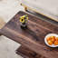 Table d'appoint de couleur noyer avec bords arrondis, surface lisse pour un entretien facile dans le salon Autocollant texturé brun foncé - table basse, conception ergonomique pour un usage domestique confortable