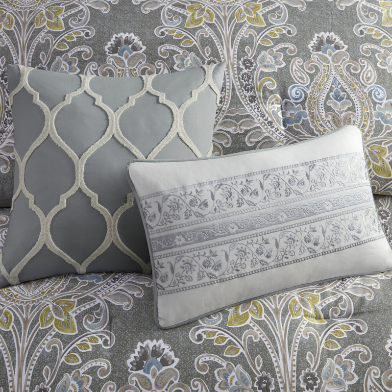 Édredon en coton double gris 6 pièces - Le motif envoûtant avec des touches bleues et jaunes comprend un édredon, une jupe de lit, des taies décoratives et des coussins décoratifs.