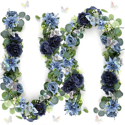Guirlande de 2 branches d'eucalyptus artificiel avec roses bleu marine et papillons argentés 3D – Vigne florale artificielle réaliste en soie et plastique – Arche de mariage, centre de table rustique – Bleu marine, 180 cm