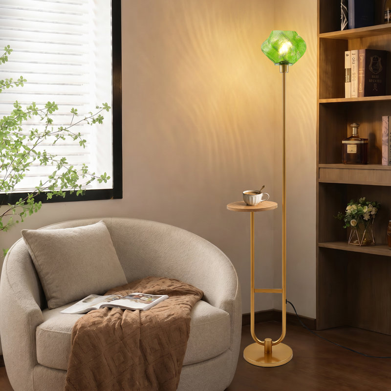 Lampe sur pied moderne avec tablette en bois intégrée, abat-jour en verre décoratif, finition laiton, 1 ampoule DEL incluse