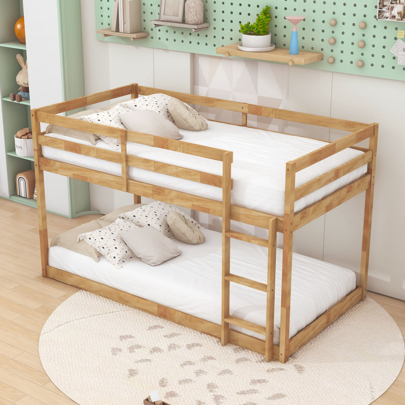 Lit simple superposé en bois avec garde-corps