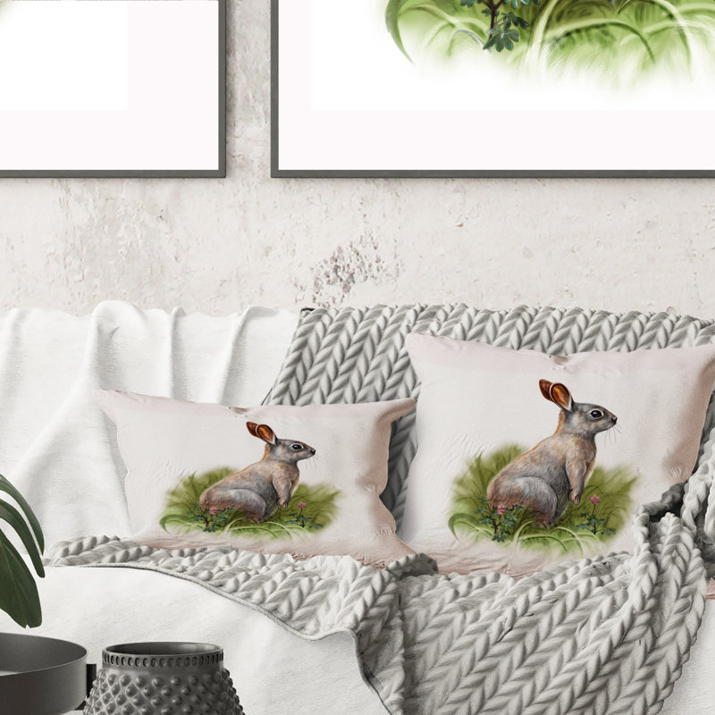 Coussin Wild Rabbit In The Grass - imprimé traditionnel, 16 po x 16 po