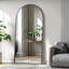 Grand miroir de plancher arqué pleine longueur-1095442193-1095442286