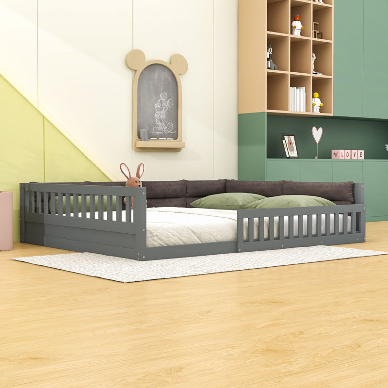 Lit plateforme double tapissier en bois avec garde-corps et coussin, gris