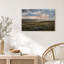 Tableau sur toile représentant des collines ondulantes avec des rayons de soleil à travers les nuages-418328784