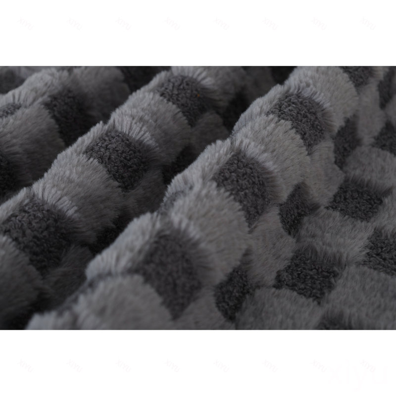 Tissu classique à motif de losanges jumelé à d'élégants accoudoirs à volutes, offrant un grand confort et un style intemporel