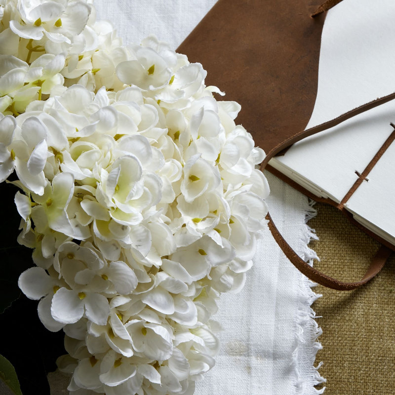Arrangement, White