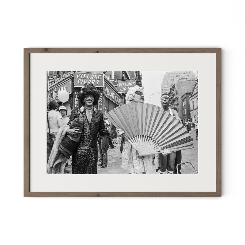 Marsha P. Johnson à Pride March par Barbara Alper, W 32" x H 24", Rustic Walnut