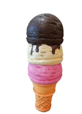 Statue de crème glacée napolitaine à trois cuillères surdimensionnée
