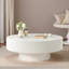 Table basse avec motif cannelé et plateau de table rond-494485543