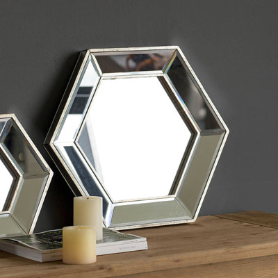 Le miroir mural hexagonal avec un design élégant, 20,7 x 1,6 x 17,9, ajoute du caractère à l'attrait moderne de la maison, l 20,5 x H 18, pour la décoration
