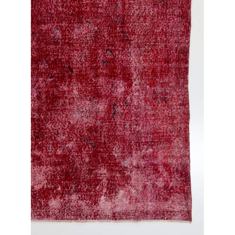 Tapis turc moderne vieilli 7,4 x 10 pi fabriqué à la main et teint en rouge