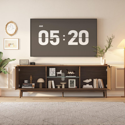 Meuble télé moderne en noyer de 63 po avec prises de courant - tablette de rangement réglable - console de divertissement pour le salon - armoire multimédia - couleur: noyer