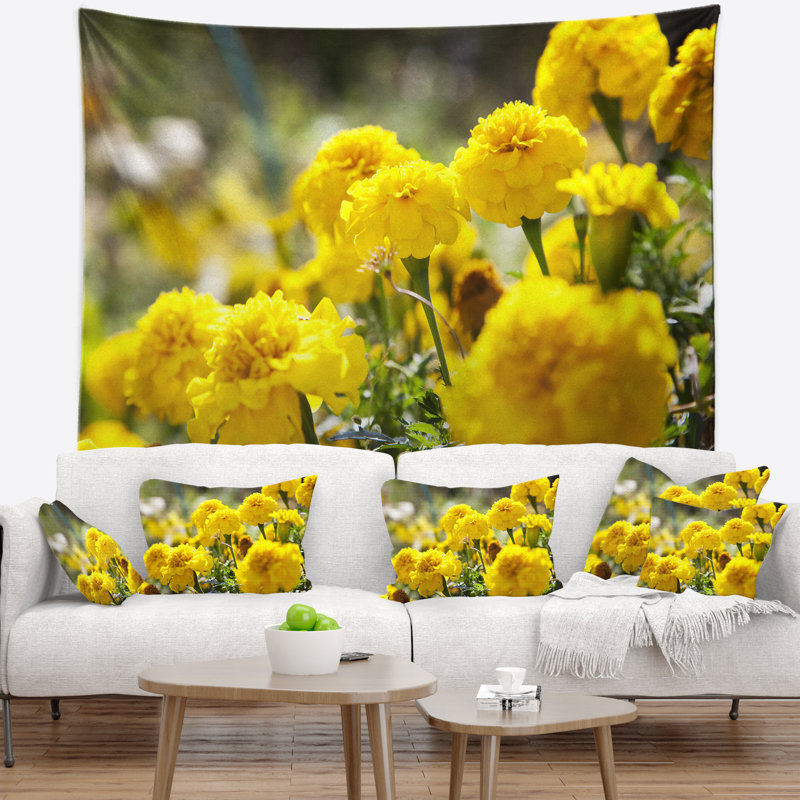 Tapisserie florale jaune vif, H 50 po x l 60 po