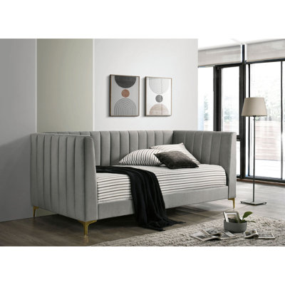 Lit de jour de style contemporain avec siège d'inspiration tuxedo et pieds en métal doré touffetés gris clair