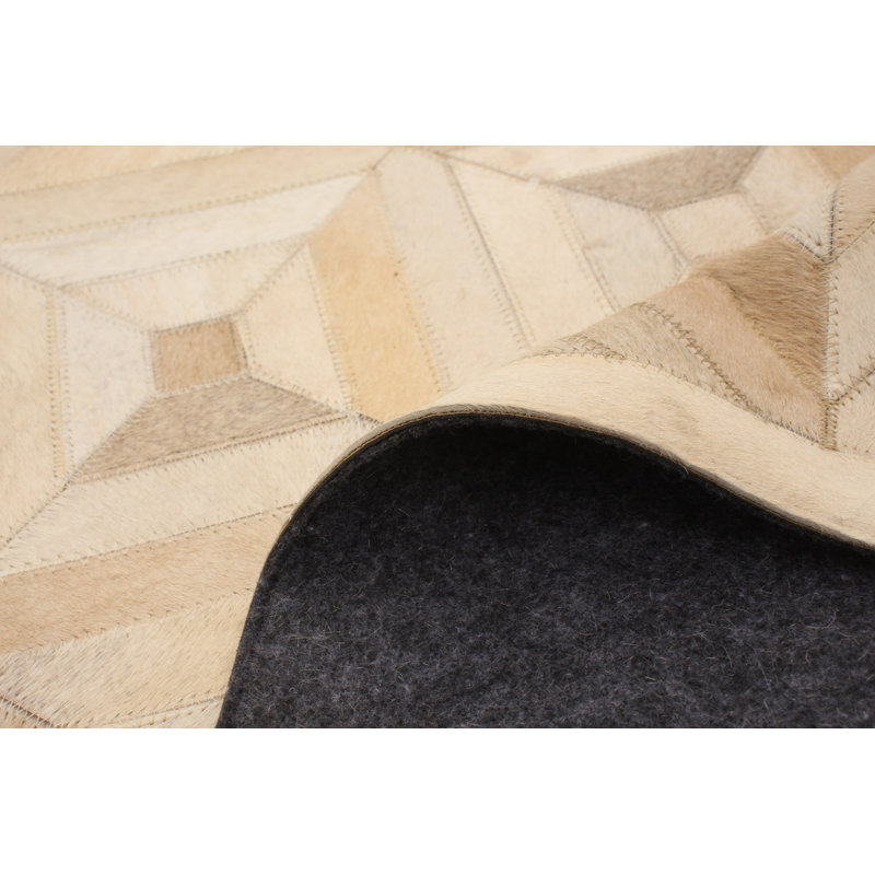 Tapis beige/ivoire vache fait main Choe
