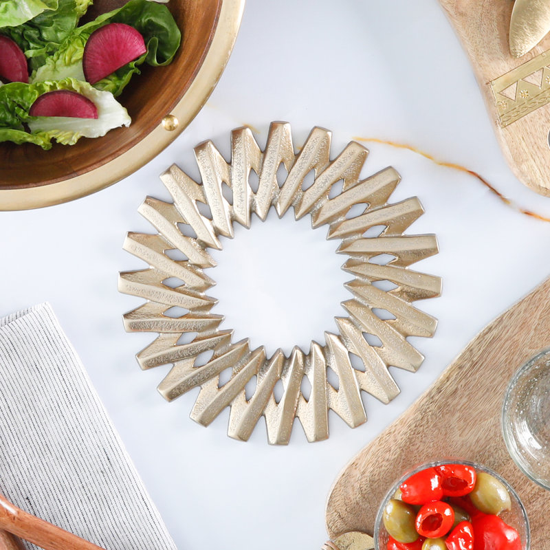 Sous-plat en aluminium 8,5 pouces Everly Quinn