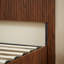 Cadre de lit de rangement grand format avec lignes courbes ondulées en bois-53096288