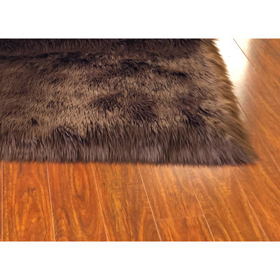 Tapis brun foncé Whisenhunt