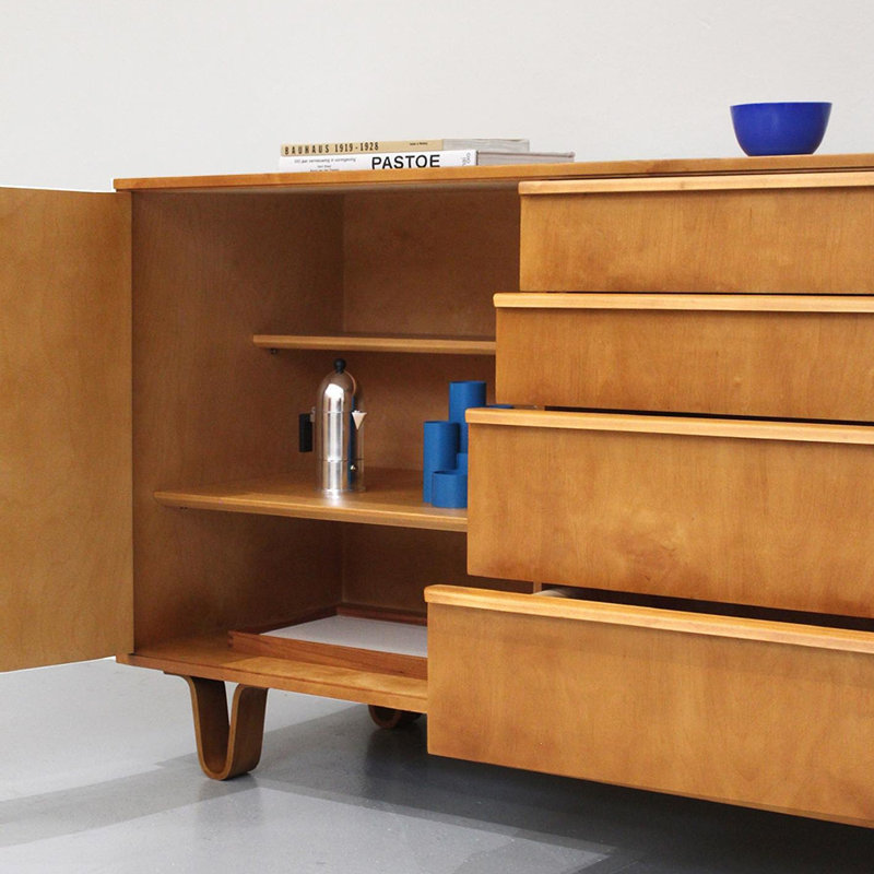 Buffet simple de style nordique moderne