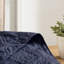 Couvre-lit réversible 3 pièces bleu marine King/King - Microfibre, 100 %, avec un magnifique matelassage à médaillons. Garnissage et détails raffinés.