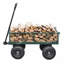 Les chariots de chariot de jardin facilitent le transport du bois de chauffage