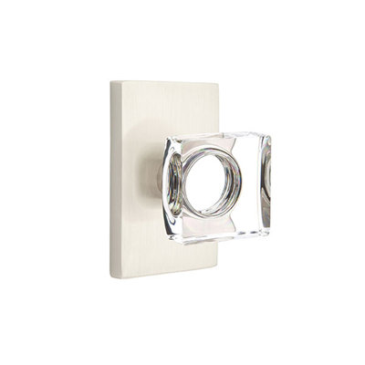 Ensemble de boutons de passage Emtek avec rosette rectangulaire moderne et bouton carré en verre moderne