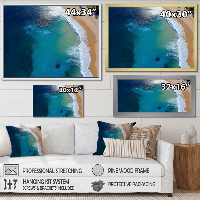 Vue aérienne de la plage côtière I - plage, art mural, Cadre flottant blanc, H 24 po x l 32 po x P 1 po