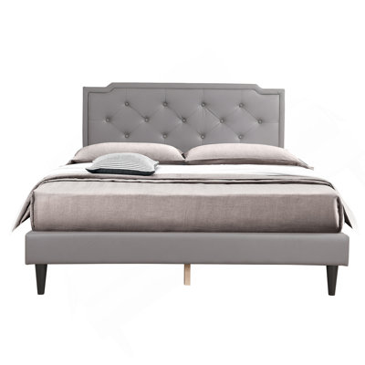Charmant lit double dans des tons doux