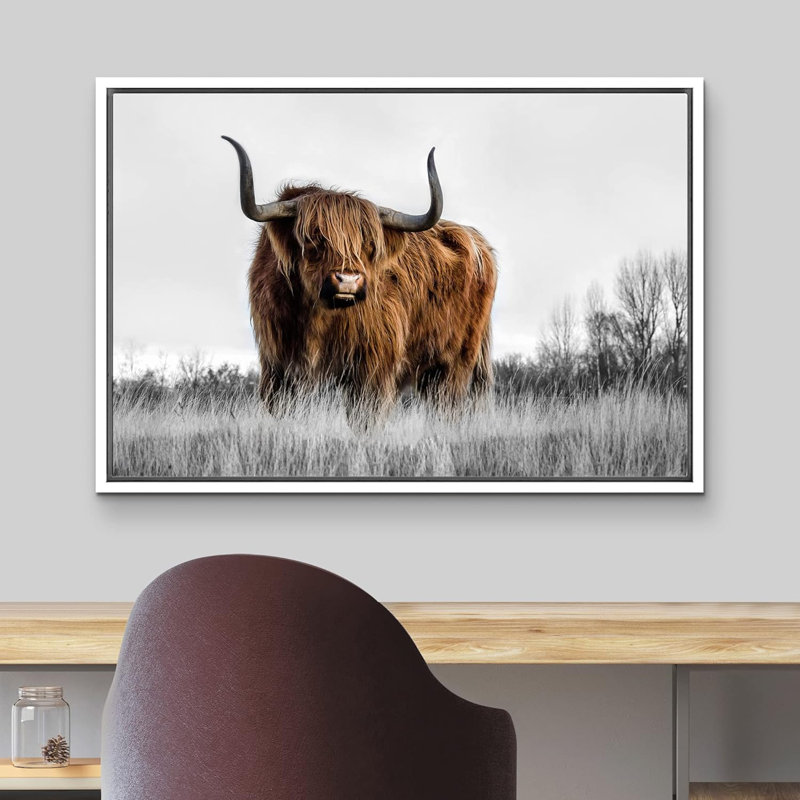 «Duotone Highland Cow Mountain Nature Animals», impression sur toile encadrée, Cadre blanc, H 24 po x l 36 po x P 1,5 po