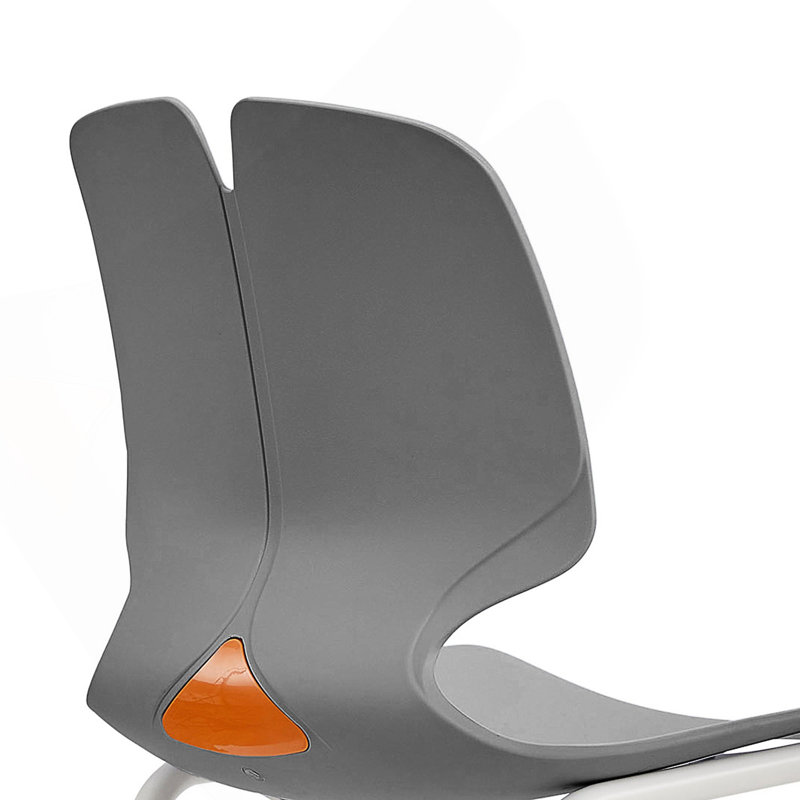 Ensemble de 4 chaises de bureau modernes empilées avec support ergonomique et structure en acier durable pour les espaces polyvalents.