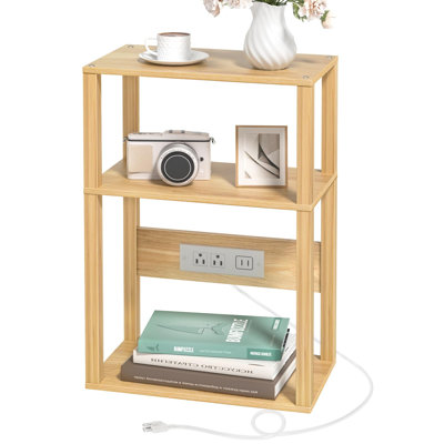 Petite table d'appoint étroite à 3 niveaux en bois avec station de charge, table de chevet Skinny pour les petits espaces, table de chevet mince avec rangement pour canapé, table de bout mince avec ports USB et prises de courant