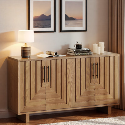 Buffet moderne avec poignées en métal et ligne géométrique