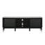 Console de style contemporain avec plateau en pierre frittée et pieds en flèche argentés avec tablettes ouvertes et salon noir et blanc
