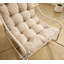 Fauteuil à bascule d'extérieur ultra-confortable avec coussin épais pour une détente optimale, structure et coussin beiges, idéal pour le salon et la terrasse.