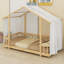 Un lit plateforme avec une structure en forme de maison, un ciel de lit transparent et des lumières scintillantes crée un refuge douillet pour les enfants.-136778004-136778007