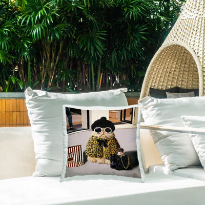 Coussin d'extérieur imprimé à la main Sassy Glam par Stupell Industries par Lucia Heffernan