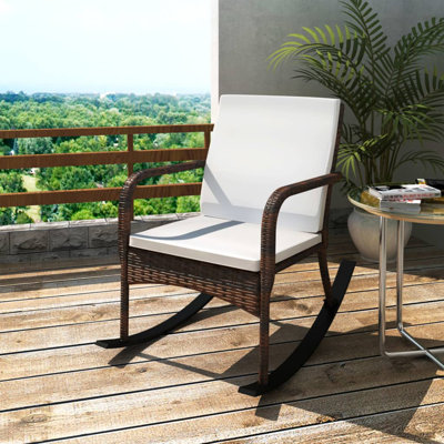Chaise berçante d'extérieur en osier de polyéthylène avec coussins