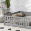 Lit plateforme grand avec garde-corps et porte