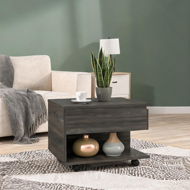 Table basse carrée à plateau relevable avec rangement dissimulé, roulettes verrouillables, tablette ouverte, finition brune