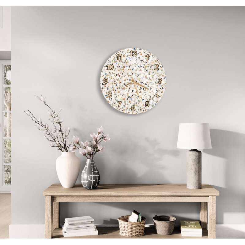 Horloge murale Terrazzo, motif de pierre beige moderne, montre à chiffres romains en verre trempé, décor de cuisine unique, grande montre ronde