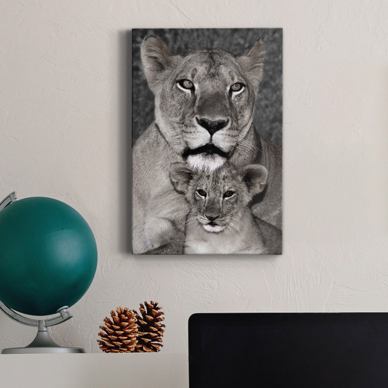 Lionne and Cub - photographie sur toile tendue, H 36 po x l 24 po x P 1 po