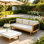 Canapé d'extérieur trois places en bois d'acacia avec accoudoirs en corde tissée, canapé de patio en teck avec coussins gris clair