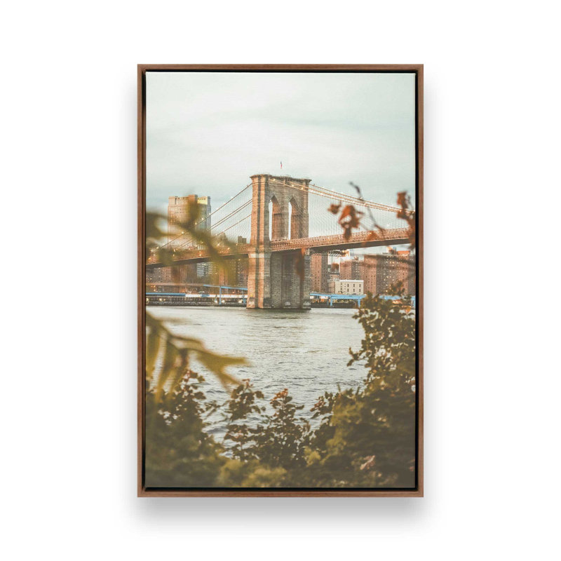 Impression sur toile Brooklyn Glow, Cadre flottant en noyer, 24 po x 36 po